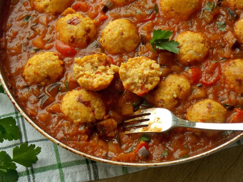Jaglane pulpeciki w pomidorowym sosie z bakłażanem Jaglane pulpeciki w pomidorowym sosie z bakłażanem