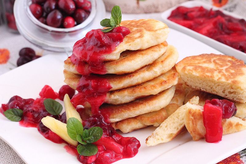 Jaglane racuchy z kisielem żurawinowym Jaglane racuchy z kisielem żurawinowym