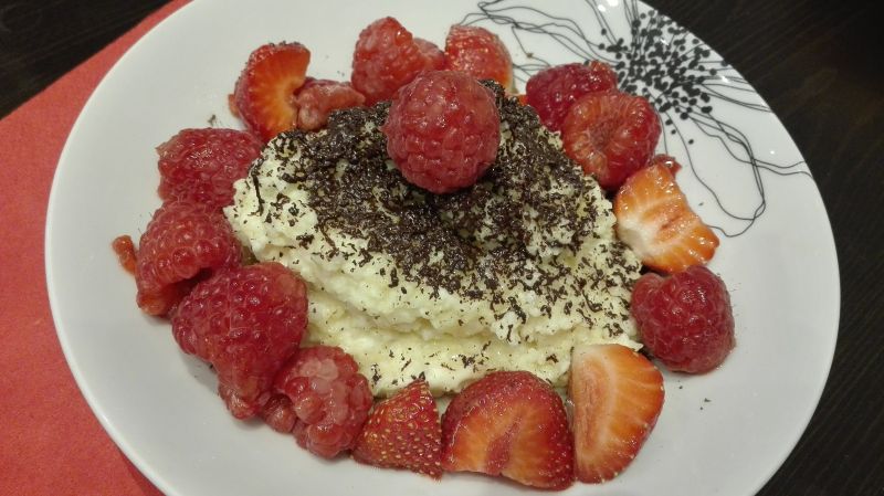 Jaglanka na mleku z czekoladą, malinami i miodem. Jaglanka na mleku z czekoladą, malinami i miodem.