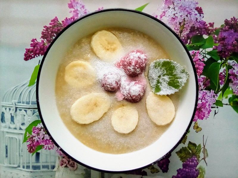 Jaglanka z bananem i malinami  Jaglanka z bananem i malinami