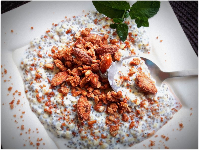 Jaglanka z chia na mleku z prażonymi migdałami Jaglanka z chia na mleku z prażonymi migdałami