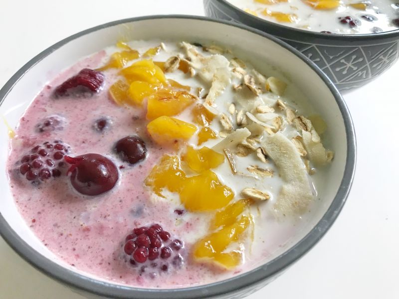 Jaglanka z mango, owocami leśnymi i musli Jaglanka z mango, owocami leśnymi i musli