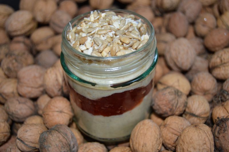 Jaglanka z masłem migdałowym i daktylami