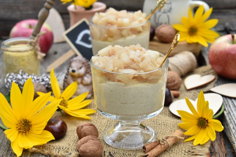 Jaglanka z prażonymi jabłkami i masłem orzechowym