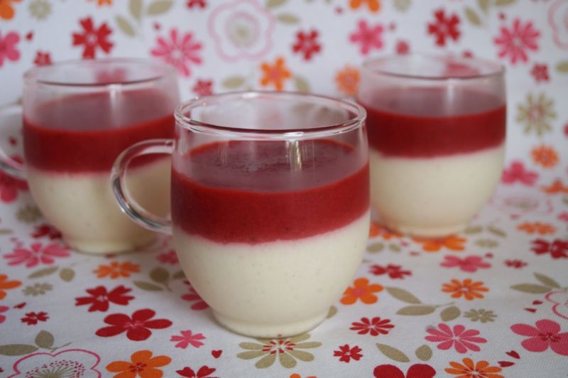 Jaglany deser kokosowy z truskawkami