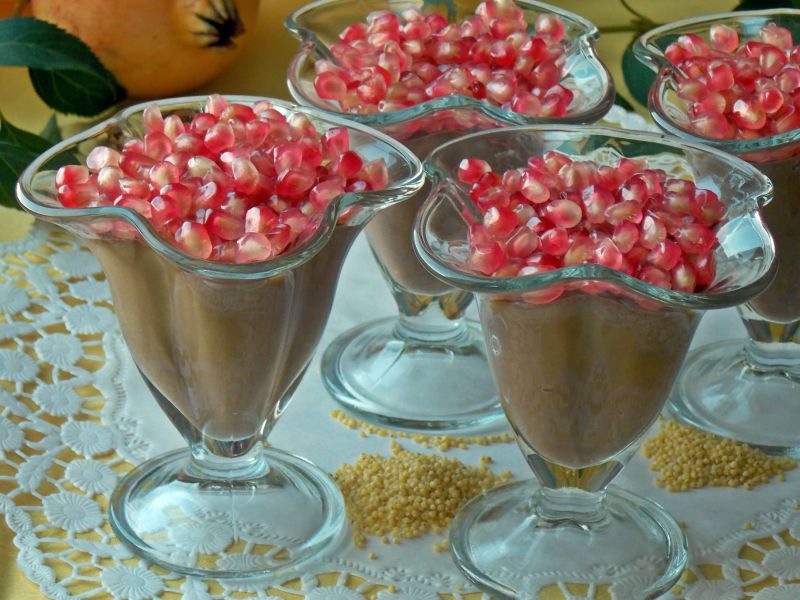 Jaglany krem czekoladowy z granatem