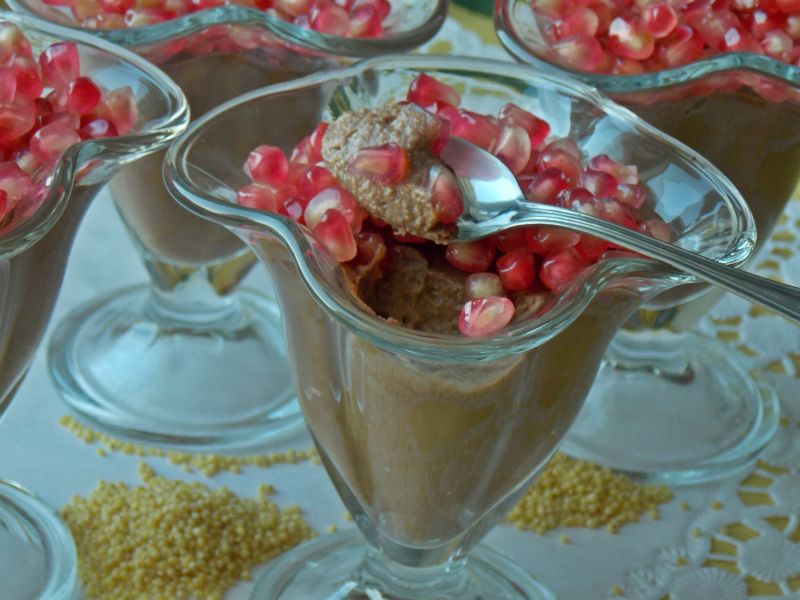 Jaglany krem czekoladowy z granatem