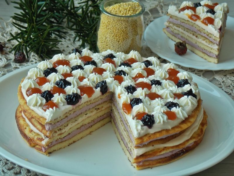 Jaglany tort omletowy z serkiem i dżemem  Jaglany tort omletowy z serkiem i dżemem