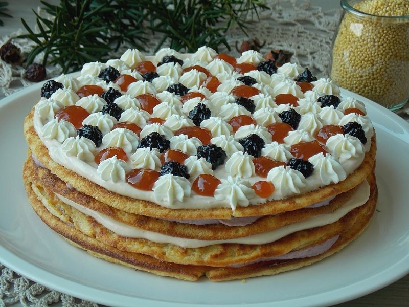 Jaglany tort omletowy z serkiem i dżemem  Jaglany tort omletowy z serkiem i dżemem