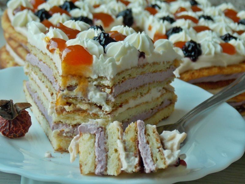 Jaglany tort omletowy z serkiem i dżemem  Jaglany tort omletowy z serkiem i dżemem