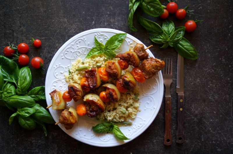 Jagnięce szaszłyki z zielonym bazyliowym bulgurem
