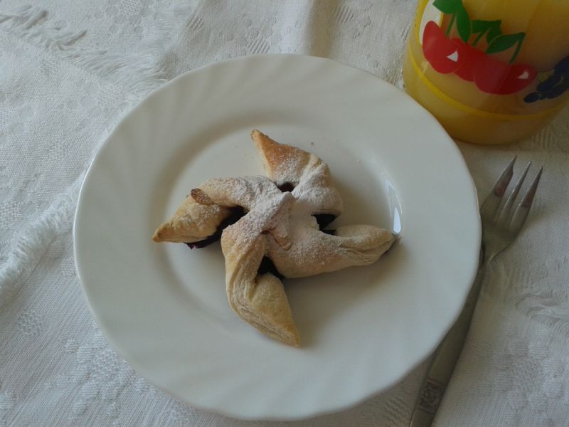 Jagodowe wiatraczki z ciasta francuskiego Jagodowe wiatraczki z ciasta francuskiego