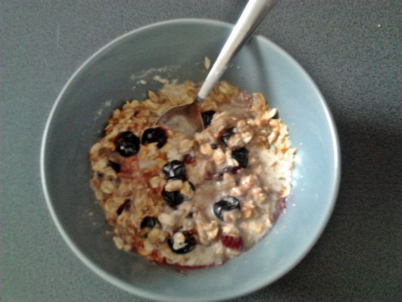 Jagodowo-miodowa owsianka błyskawiczna