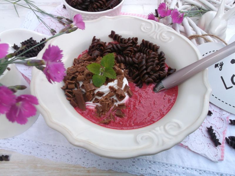 Jagodowy chłodnik z makaronem czekoladowym 