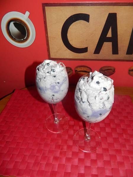 Jagodowy deser z bezami Jagodowy deser z bezami