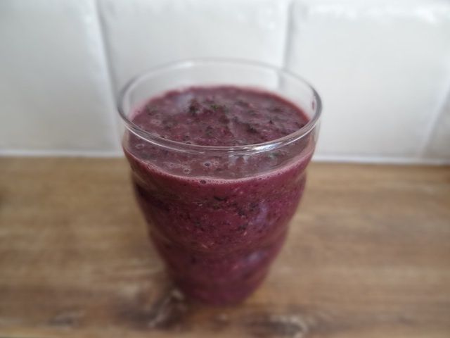 Jagodowy koktajl z jarmużem Jagodowy koktajl z jarmużem