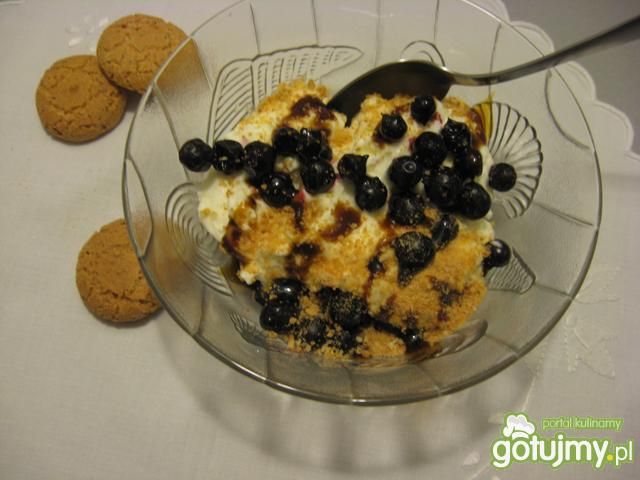 Jagody z bitą śmietaną i amaretti