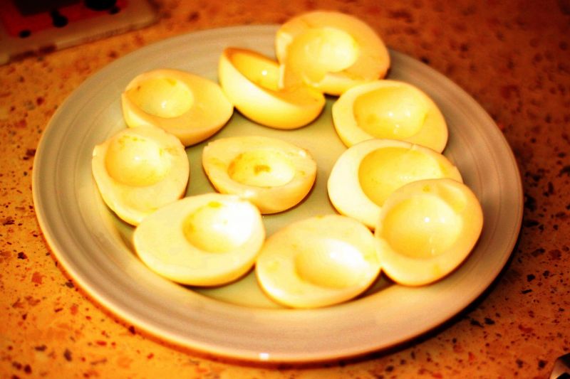 Jaja faszerowane pastą z plastrami piersi