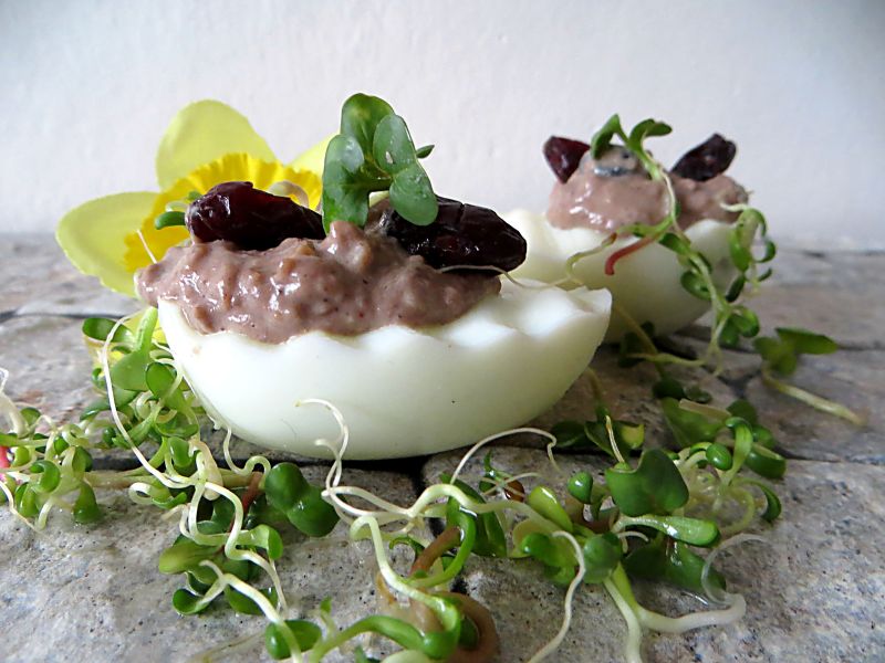 Jaja nadziewane pastą śledziową z acai