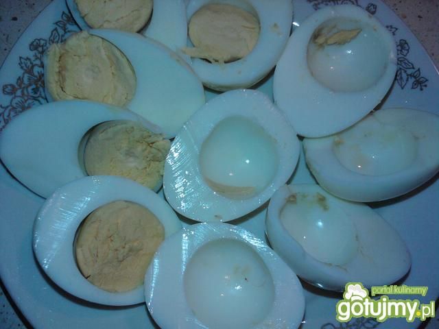 Jaja nadziewane z ogórkiem i kiełkami