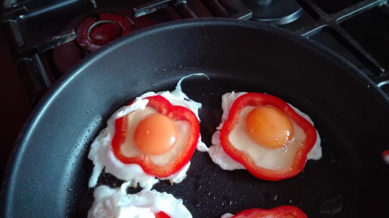 Jajka sadzone w papryce z pomidorami