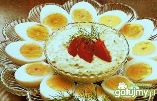 jaja z delikatnym ziołowym sosem