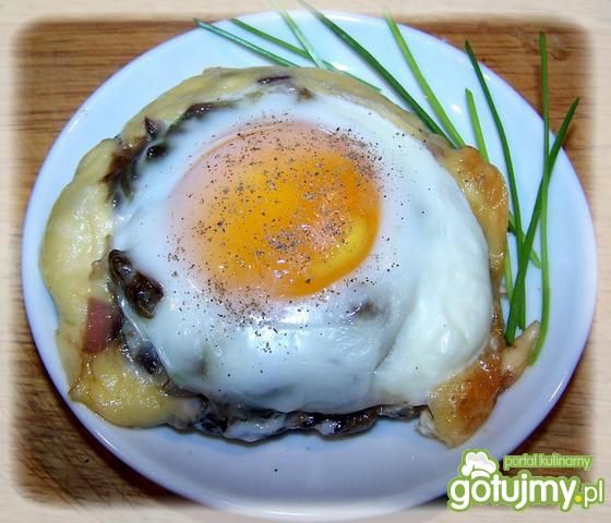 Jaja zapiekane na portobello. 