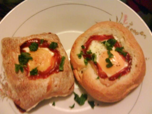 Jaja zapiekane w bułeczkach