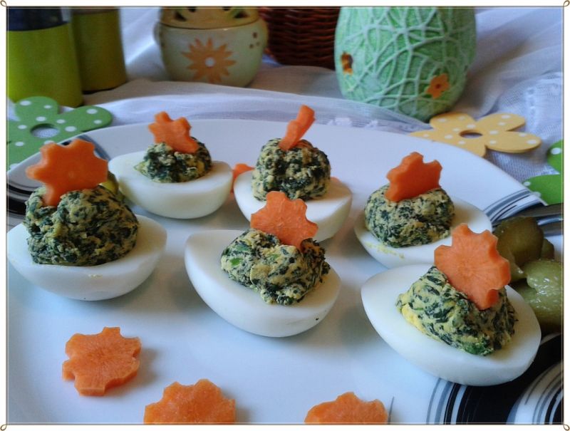 Jajeczka z zielono-żółtym  farszem Jajeczka z zielono-żółtym  farszem