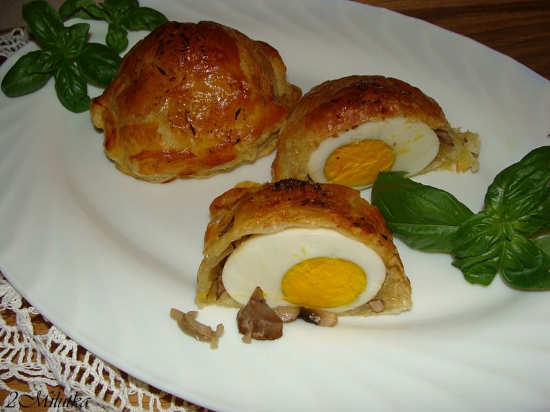 Jajeczko ukryte pod francuskim płaszczem