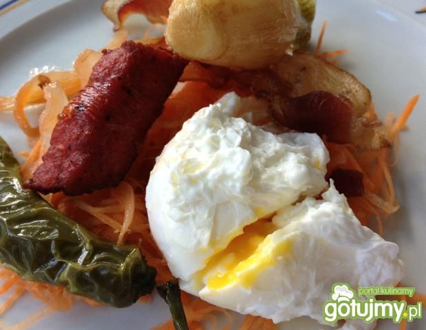 Jajeczko w koszulce z bekonem. Jajeczko w koszulce z bekonem.