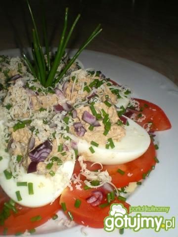 Jajeczna awanturka na pomidorach