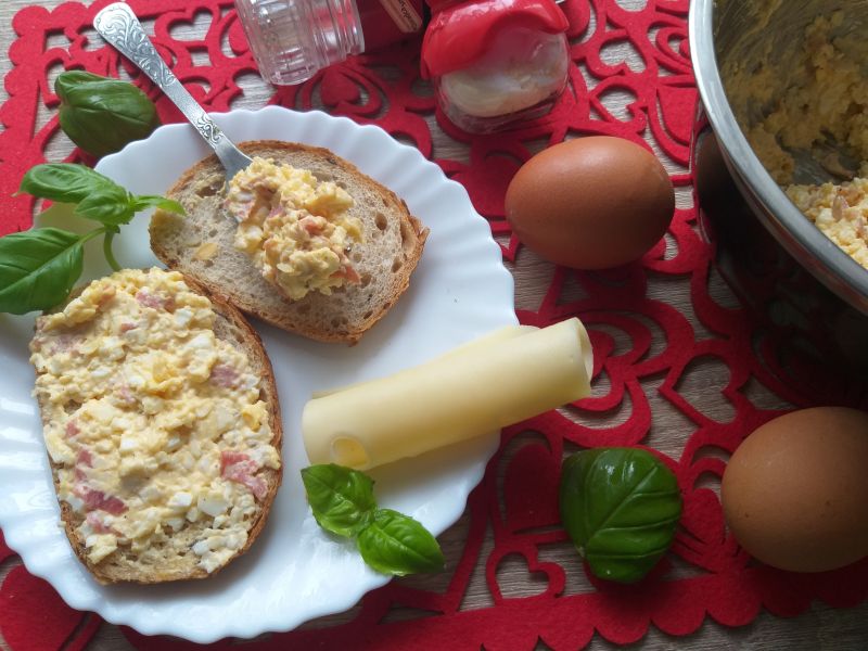Jajeczna pasta z dodatkami Jajeczna pasta z dodatkami