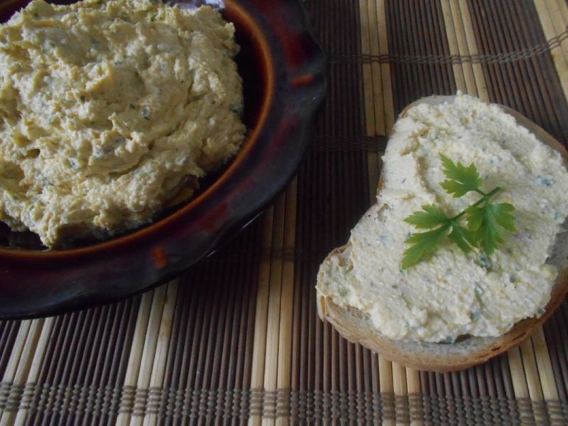 Jajeczna pasta z kurczakiem