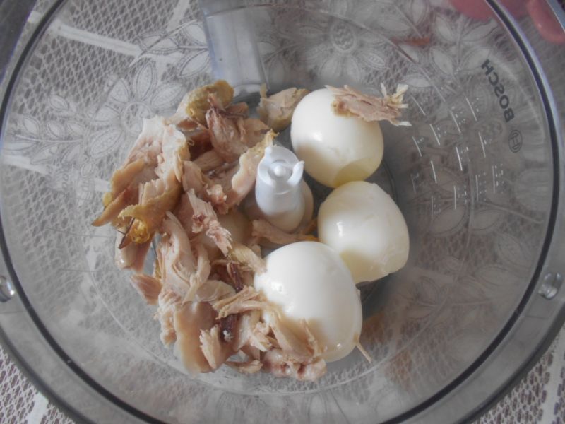 Jajeczna pasta z kurczakiem