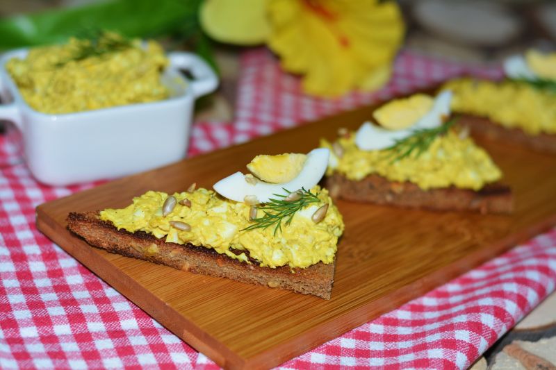 Jajeczna pasta z kurczakiem w curry