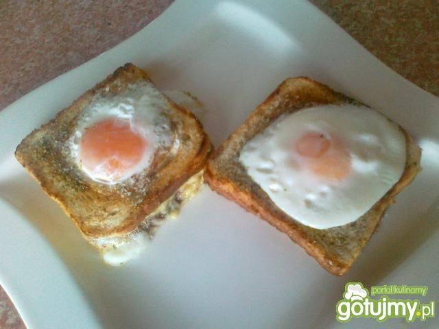 Jajeczne oczka na grzankowym toście