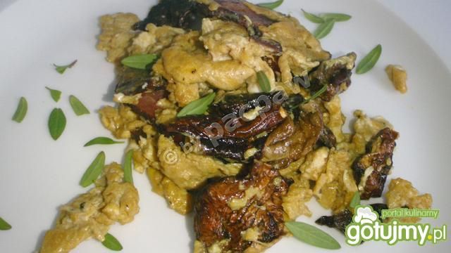 Jajecznica grzybowa  z bekonem