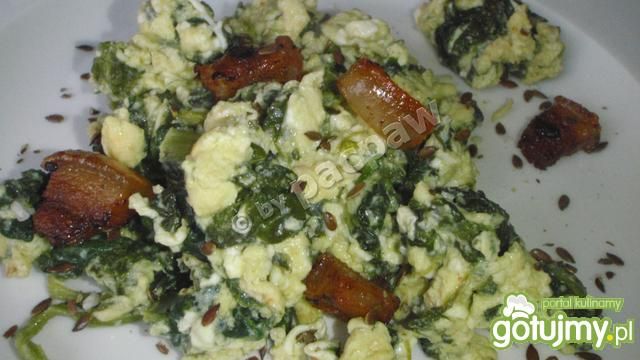 Jajecznica lazurowo-szpinakowa okraszona