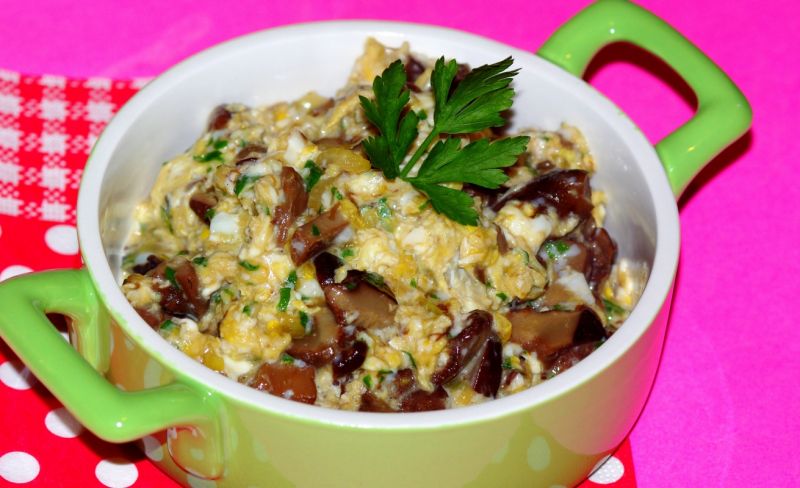 Jajecznica mocno grzybowa