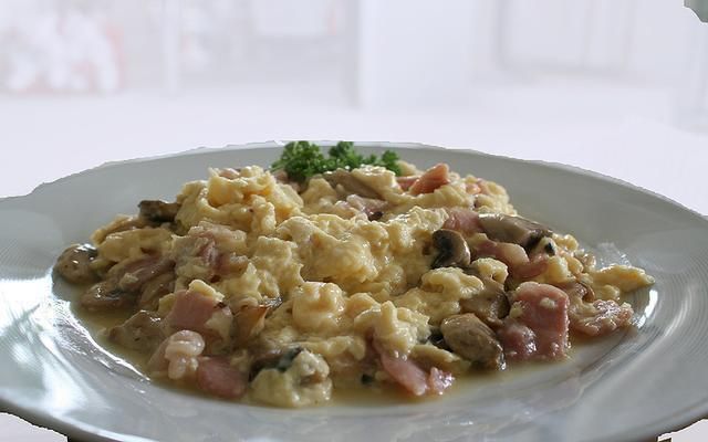 Jajecznica na beconie z pieczarkami