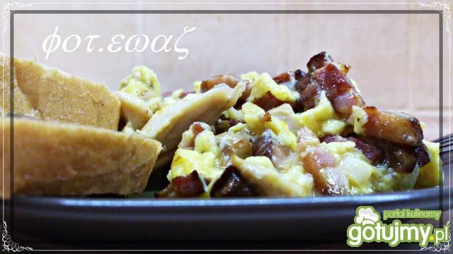 Jajecznica na boczku, kroliku i cebuli