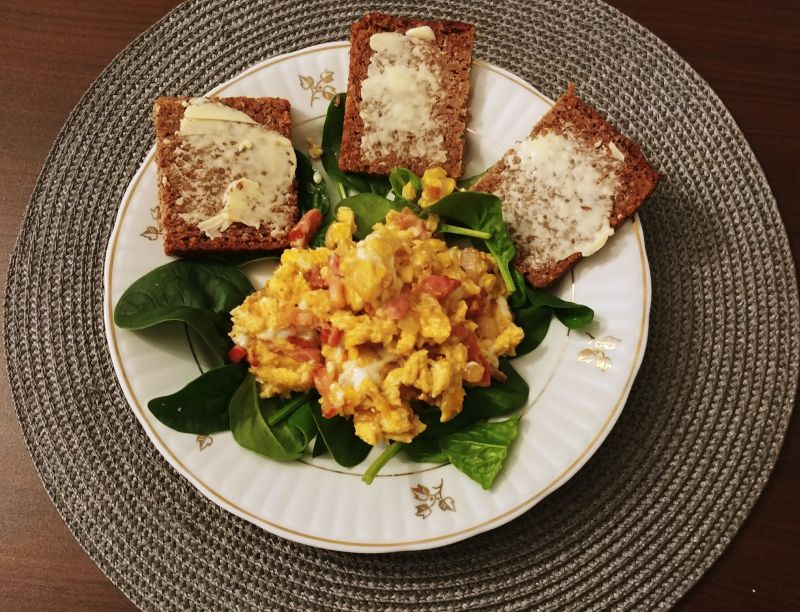 Jajecznica na boczku, podana na liściach szpinaku Jajecznica na boczku, podana na liściach szpinaku