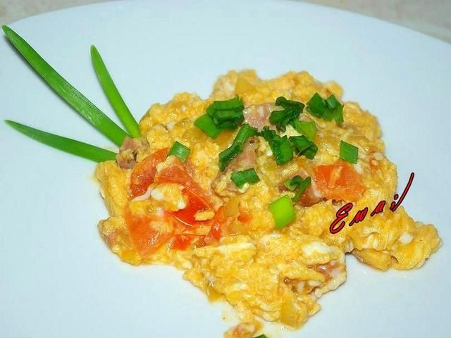 Jajecznica na boczku z pomidorami  Jajecznica na boczku z pomidorami