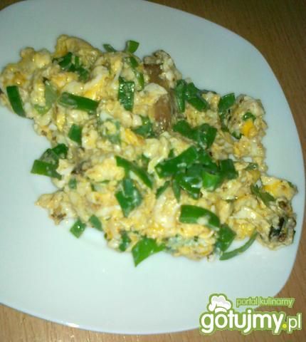 Jajecznica na boczku ze szczypioem