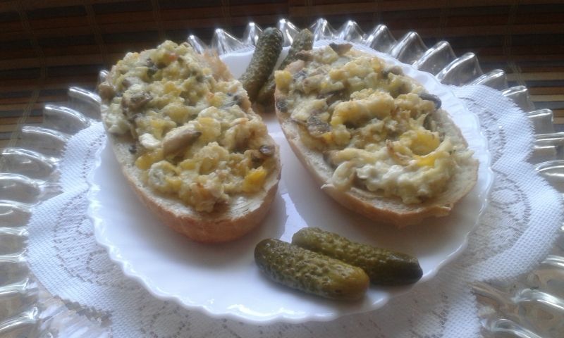 Jajecznica na bułce Jajecznica na bułce