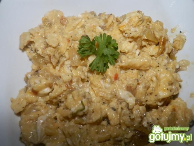 Jajecznica na cebulce.