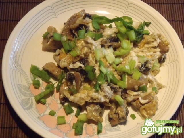 Jajecznica na gotowanych pieczarkach