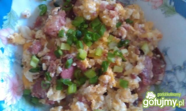 Jajecznica na kiełbasie z cebulką Jajecznica na kiełbasie z cebulką