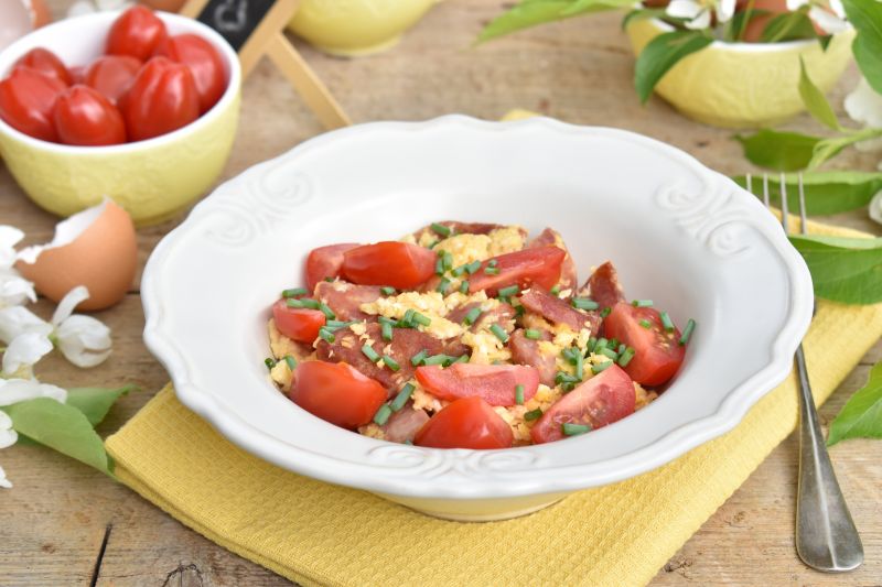 Jajecznica na kiełbasie z pomidorkami Jajecznica na kiełbasie z pomidorkami